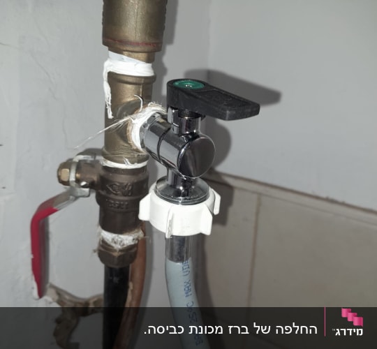 ברז מתכת עם צינור מחובר לקיר